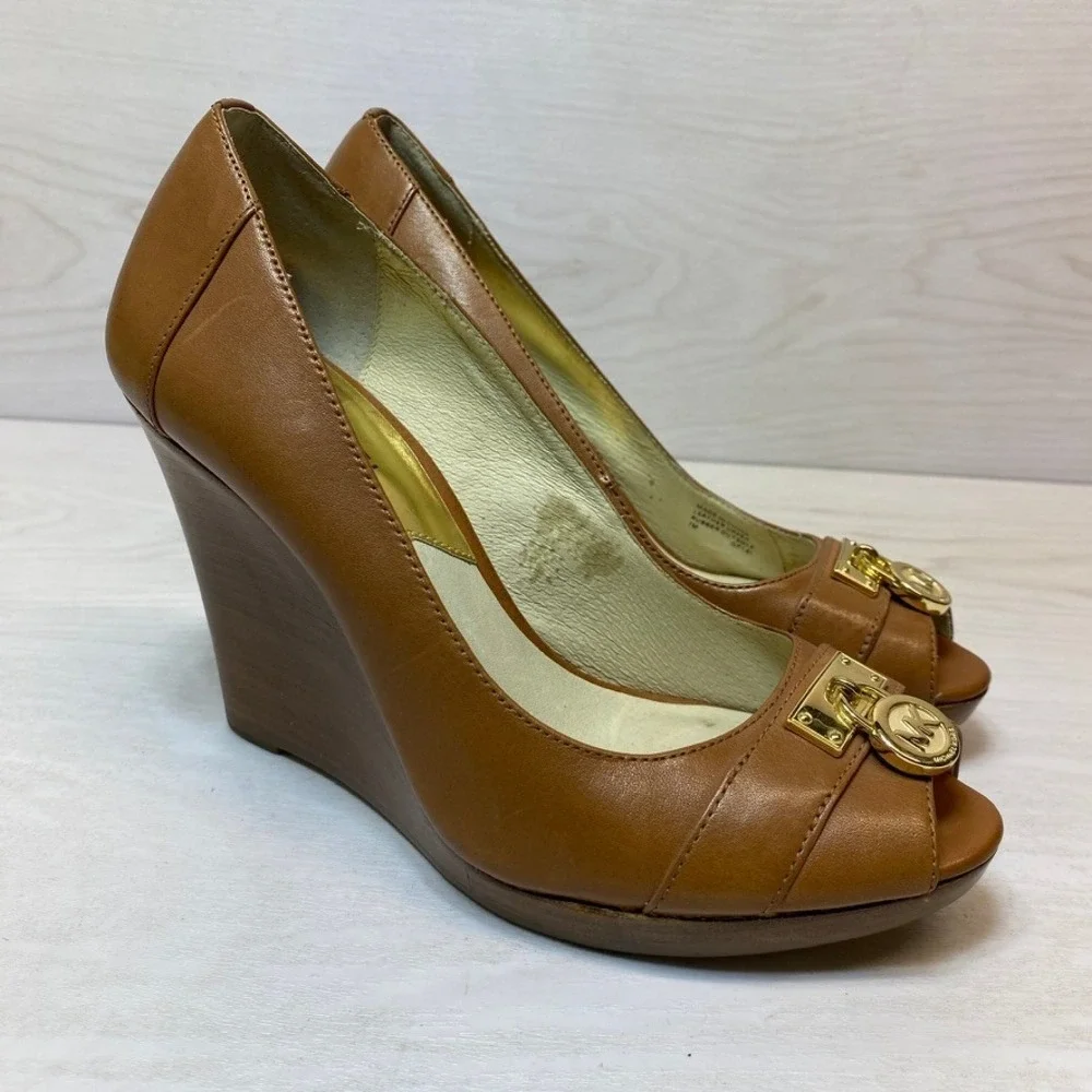Michael Kors Womens 7M Wedge Heels Peep Toe Tan Leather Gold Logo Padlock Charm
